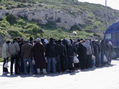 Lampedusa: Der Flüchtlingsstrom aus Tunesien reißt nicht ab. Flüchtlinge