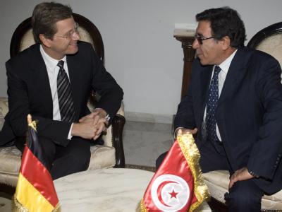 Westerwelle in Tunis: Der deutsche Außenminister hat Tunesien deutsche Hilfe bei der weiteren Demokratisierung versprochen. Westerwelle in Tunesien