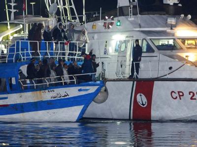 Ein Boot mit tunesischen Flüchtlingen erreicht die italienische Insel Lampedusa. Tunesier erreichen Lampedusa