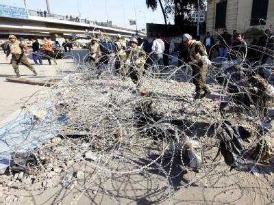 Soldaten entfernen Stacheldraht-Barrieren auf dem Tahrir-Platz. Aufräumarbeiten