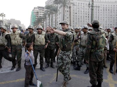 Soldaten bei der Organisation der Aufräumarbeiten auf dem Tahrir-Platz. Soldaten auf dem Tahrir-Platz