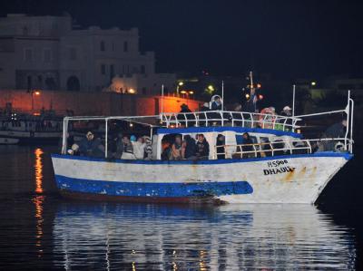 Ein Boot mit Flüchtlingen aus Tunesien im Hafen von Lampedusa. Tunesische Flüchtlinge