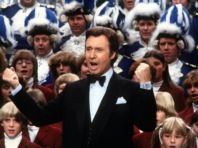 Der östereichische Sänger und Schauspieler Peter Alexander singt bei der Aufzeichnung seiner TV-Show im Jahre 1981 mit einem Chor. Peter Alexander