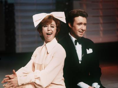 Der österreichische Schauspieler, Entertainer und Sänger Peter Alexander tritt mit Caterina Valente in Hamburg auf (undatiertes Archivfoto). Peter Alexander