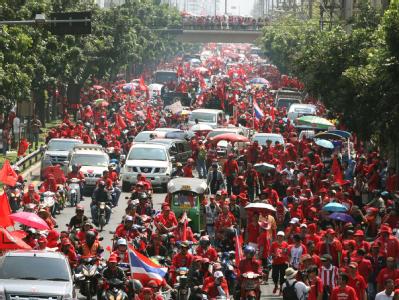 Mehrere tausend Anhänger der Opposition in Thailand demonstrieren gegen die Justiz des Landes. Rothemden-Demonstration in Bangkok