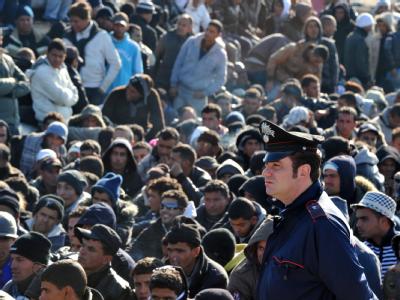 Flüchtlinge aus Nordafrika auf der italienischen Insel Lampedusa. Flüchtlinge