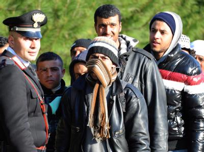 Flüchtlinge aus Tunesien in einem Auffanglager auf der völlig überfüllten Insel Lampedusa. Flüchtlinge