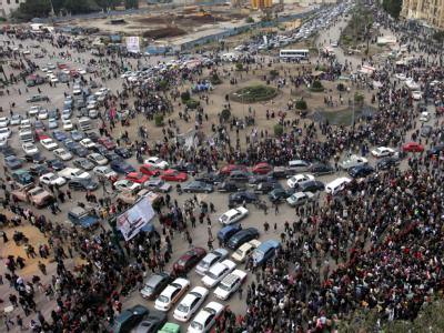 Blick auf den Tahrir-Platz: Die Menschen gehen, die Autos kehren zurück. Tahrir-Platz