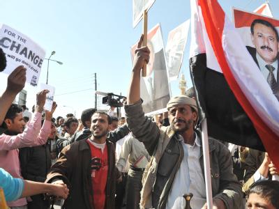 Regierungsgegner (l) und Anhänger des Präsidenten (r) demonstrieren in Sanaa. (Archivbild) Proteste im Jemen