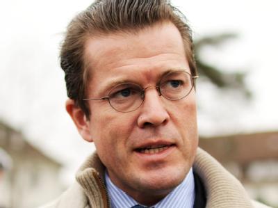 Verteidigungsminister Karl-Theodor zu Guttenberg am Montag auf dem Gelände der Marineunteroffiziersschule in Schleswig-Holstein. zu Guttenberg