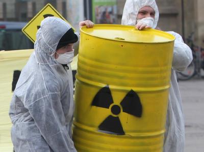 Atomkraftgegner bei Protesten in Magdeburg gegen den bevorstehenden Castor-Transport mit radioaktivem Abfall. Castor-Transport