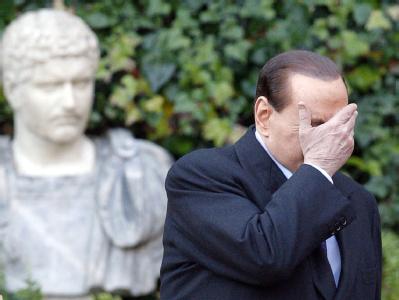 Silvio Berlusconi, beobachtet von einer römischen Statue. Silvio Berlusconi
