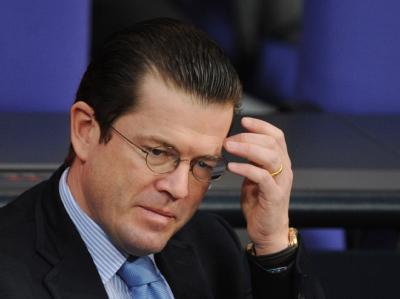 Karl-Theodor zu Guttenberg steht unter Druck. Guttenberg