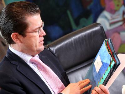 Bundesverteidigungsminister Karl-Theodor zu Guttenberg am Mittwoch zu Beginn der Kabinettssitzung im Bundeskanzleramt. Guttenberg