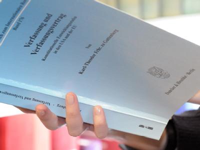 Die Doktorarbeit von Verteidigungsminister zu Guttenberg. Guttenberg-Doktorarbeit