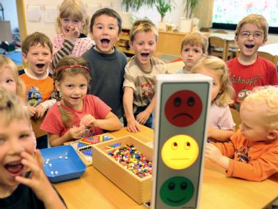 Kinder schreien in einer Kindertagesstätte, um eine Kindertagesstätte
