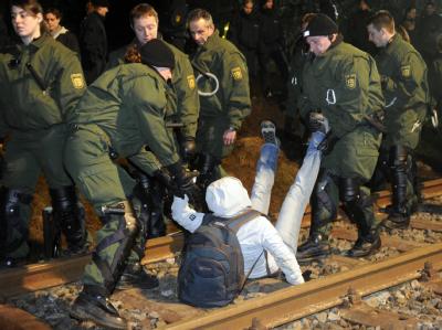 Gegen 1.30 Uhr beginnen die Beamten, die Aktivisten von den Gleisen zu tragen und in Gewahrsam zu nehmen. Abtransport