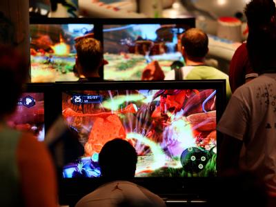Besucher einer Computerspiele-Messe vor ihren Monitoren. Computerspieler