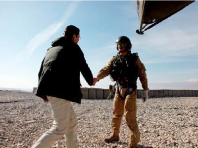 Bundesverteidigungsminister zu Guttenberg (l.) begrüßt einen Soldaten der Bundeswehr am vorgeschobenen Posten «OP North». Foto: Bundeswehr/ Michael Schreiner Guttenberg in Außenposten der Bundeswehr in Afghanistan