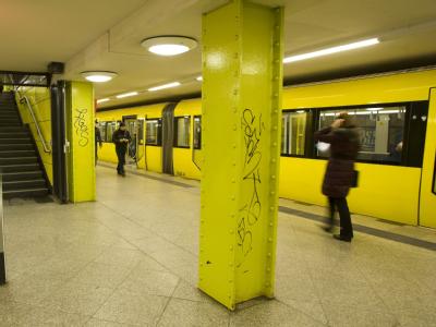 Auf dem U-Bahnhof Berlin-Lichtenberg wurde am 12.02.2011 ein 30-jähriger Berliner von vier Jugendlichen brutal zusammengeschlagen. U-Bahnhof Lichtenberg