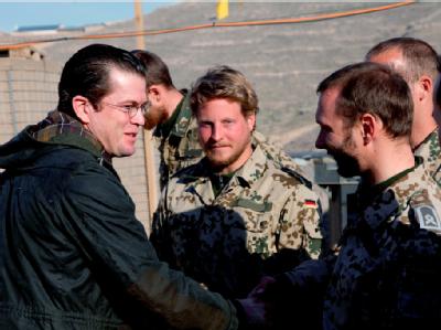 Karl-Theodor zu Guttenberg (l.) im Gespräch mit ISAF Einsatzkräften der Bundeswehr. Foto: Bundeswehr/ Michael Schreiner Guttenberg in Außenposten der Bundeswehr in Afghanistan