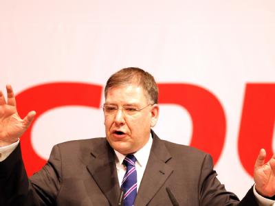 Der Spitzenkandidat der Hamburger CDU, Christoph Ahlhaus spricht am Donnerstag (17.02.2011) in Hamburg beim Wahlkampfabschluss für die Bürgerschaftswahl zu den Besuchern. Am kommenden Sonntag (20.02.2011) sind in der Hansestadt rund 1,3 Millionen Bürger a CDU Wahlkampfabschluss