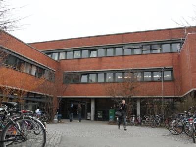 Außenansicht der Rechts- und Wirtschaftswissenschaftlichen Fakultät der Universität in Bayreuth. Uni Bayreuth