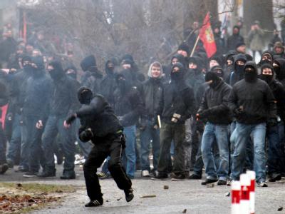 Linksautonome werfen am Rande einer Neonazi-Kundgebung in Dresden Steine. Autonome