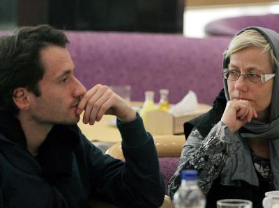 Jens Koch, einer der beiden im Iran inhaftierten Journalisten, unterhält sich mit einer Familienangehörigen in einem Hotel in Tabris (Archivfoto). Deutsche Reporter im Iran frei