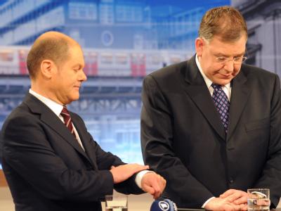 Die Zeit der CDU ist erst mal um: SPD-Wahlsieger Olaf Scholz Hamburgs schaut auf die Uhr, während der bisherige Erste Bürgermeister Christoph Ahlhaus (CDU) den Kopf senkt. Hamburger Bürgerschaftswahl