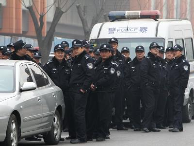 Chinesische Polizisten sammeln sich am 20.2.2011 in Peking, um Proteste aufzulösen. Polizisten in Peking