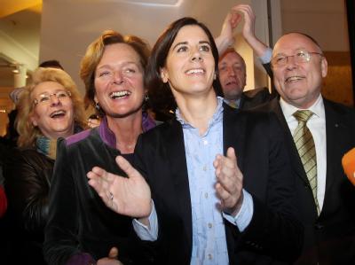 Die Spitzenkandidatin der Hamburger FDP, Katja Suding (M), lässt sich nach den ersten Prognosen zur Bürgerschaftswahl von Parteianhängern feiern. Suding