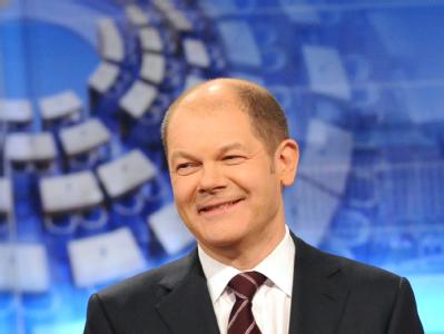 Olaf Scholz, Hamburgs Spitzenkandidat der SPD, steht nach den ersten Prognosen zur Bürgerschaftswahl im Fernsehstudio. Scholz