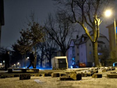Autonome stapelten in Dresden Sperrmüll auf Fahrbahnen und zündeten diesen an. Neonazi-Aufmarsch in Dresden