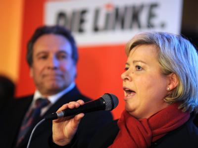 Die Parteivorsitzenden der Linkspartei, Gesine Lötzsch und Klaus Ernst, während der Wahlparty in der Parteizentrale in Berlin. Lötzsch und Ernst