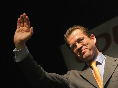 In der Bevölkerung immer noch sehr beliebt: Verteidigungsminister Karl-Theodor zu Guttenberg. Karl-Theodor zu Guttenberg