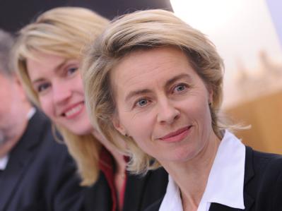 Bundesarbeitsministerin Ursula von der Leyen (r) und SPD-Verhandlungsführerin Manuela Schwesig sprechen nach der Einigung in Berlin vor Vertretern der Presse. Ursula von der Leyen und Manuela Schwesig