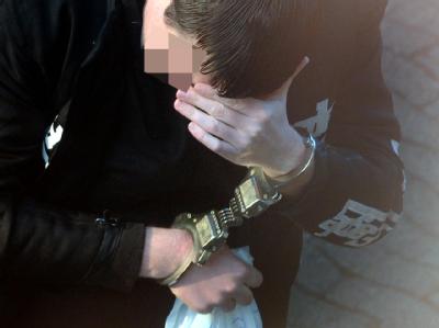 Der des Mordes an der 23 Jahre alten Melanie Angeklagte Benjamin F. wird in Handschellen zum Landgericht in Hildesheim gebracht. Tod nach Internetbekanntschaft