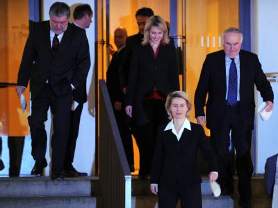 Die Verhandlungen sind abgeschlossen: Ministerpräsident Böhmer (r-l, Sachsen-Anhalt), Bundesarbeitsministerin von der Leyen, SPD-Verhandlungsführerin Schwesig und Ministerpräsident Kurt Beck (Rheinland-Pfalz). Einigung bei Hartz IV