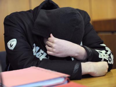 Der Angeklagte hat gestanden, die 23-jährige Melanie umgebracht zu haben. Angeklagter im Landgericht Hildesheim