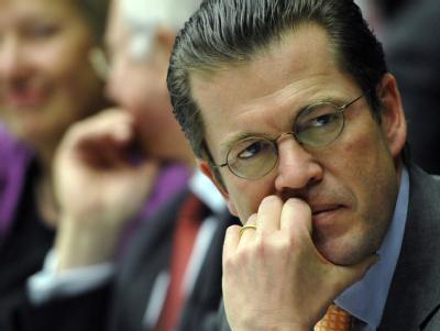 «An der einen oder anderen Stelle den Überblick über die Quellen verloren»: Verteidigungsminister Guttenberg verzichtet auf seinen Doktortitel. Karl-Theodor zu Guttenberg