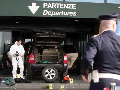 Beamte untersuchen den Ort des Vorfalls am Mailänder Flughafen. Auto rast in Flughafen-Terminal