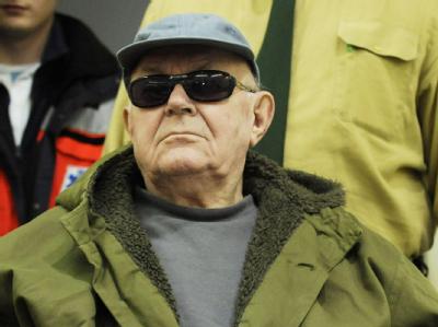 Der wegen Beihilfe zum Mord angeklagte John Demjanjuk wird im Landgericht München in den Gerichtssaal gebracht. John Demjanjuk