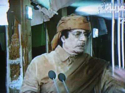 Libyens Staatschef Muammar al-Gaddafi in seiner Fernsehansprache (TV-Aufnahme vom Nachrichtensender al-Arabiya) Gaddafi