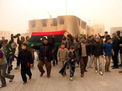 Regierungsgegner in der libyschen Stadt Tobruk halten eine Flage aus der Vor-Gaddafi-Ära bei einer Demonstration hoch. Proteste in Tobruk