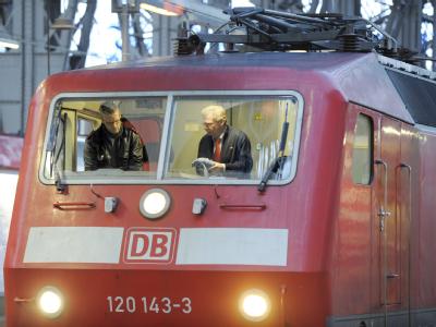 Die Lokführergewerkschaft GDL will einheitliche Tarifbedingungen für die rund 26 000 Lokführer bei nahezu allen Bahnunternehmen in Deutschland durchsetzen. Lokführer