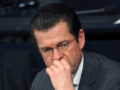 Ernste Miene: Minister zu Guttenberg im Bundestag in Berlin. Karl-Theodor zu Guttenberg