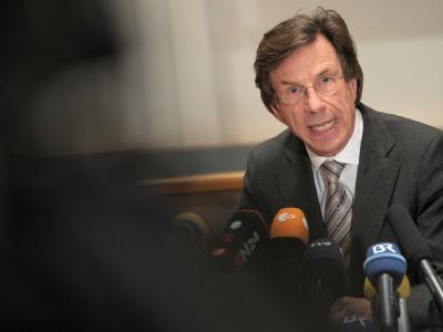 Der Präsident der Universität Bayreuth, Rüdiger Bormann, gibt die Aberkennung des Doktortitels von Verteidigungsminister zu Guttenberg bekannt. Rüdiger Bormann