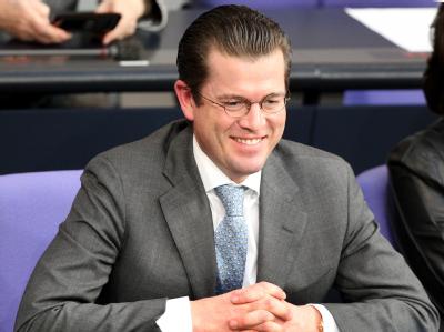 Verteidigungsminister Guttenberg ist auch ohne Doktortitel Deutschlands beliebtester Politiker. Doch seine Sympathiewerte sind im Sinkflug. Karl-Theodor zu Guttenberg