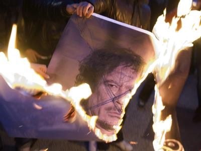 Das Regime von Gaddafi versinkt in Flammen und Blut. Ein Ende in Flammen